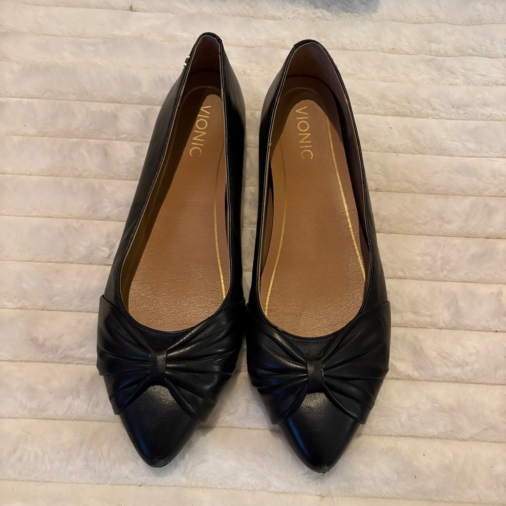 Vionic Black Pointed Toe Flats with Knotted Detail